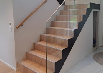 Lasikaide-betoniportaassa-1